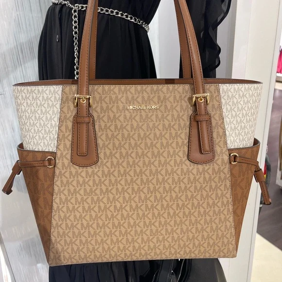 Michael Kors Voyager Lg Color-Block Signatur Logo Top Zip EW Shoulder Tote
Camel - Picture 7 of 16